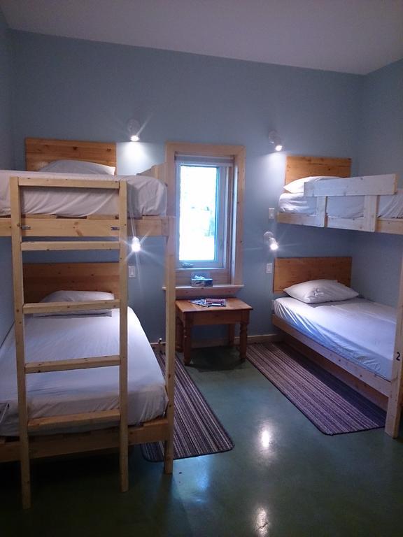 Hot Springs Campground & Hostel Upper Laberge Quarto foto