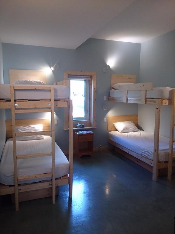 Hot Springs Campground & Hostel Upper Laberge Quarto foto